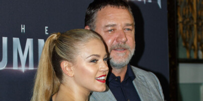 Russell Crowe raser mot magasin etter rykter om ham og 31 år yngre kollega